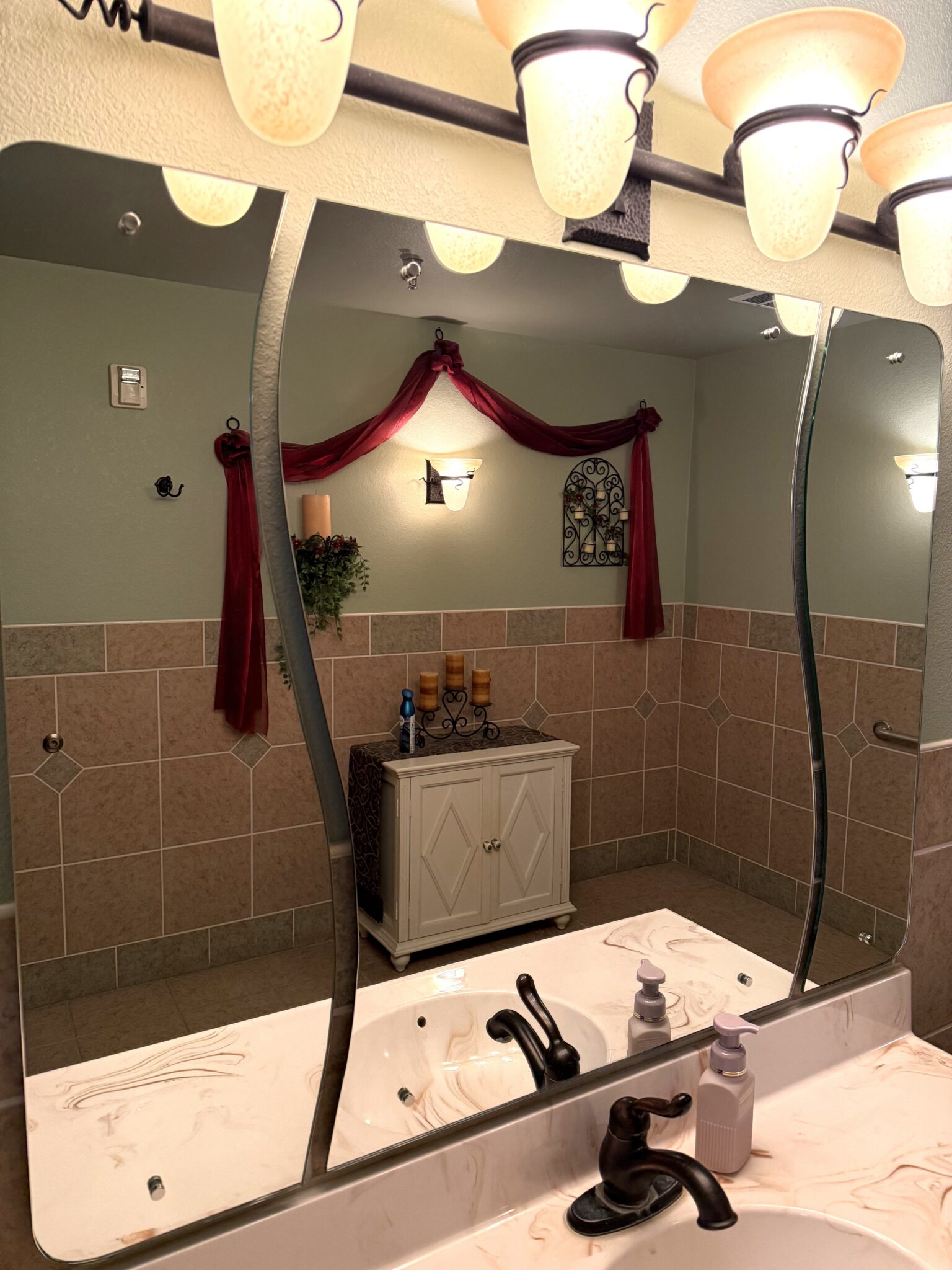 Custom bathroom mirror at Hagen Glass